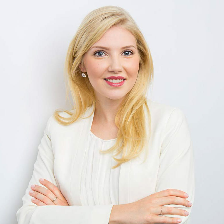 Modernes Profilfoto für Xing und LinkedIn einer Frau mit verschränkten Armen und langen, blonden Haaren vor weißem Hintergrund vom Fotostudio Farbtonwerk in Berlin Mitte