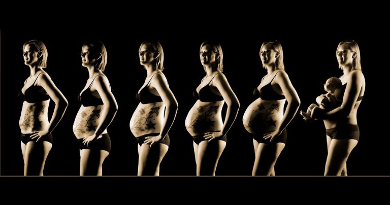 Serie von Fotos einer schwangeren Frau, deren Bauch immer größer wird. Auf dem letzten Fotos hält sie das Baby
