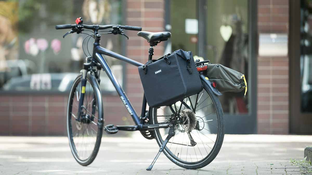 König Foto-Satteltaschen am Fahrrad montiert zum Transport der Kameras des Fotostudio Farbtonwerk in Berlin