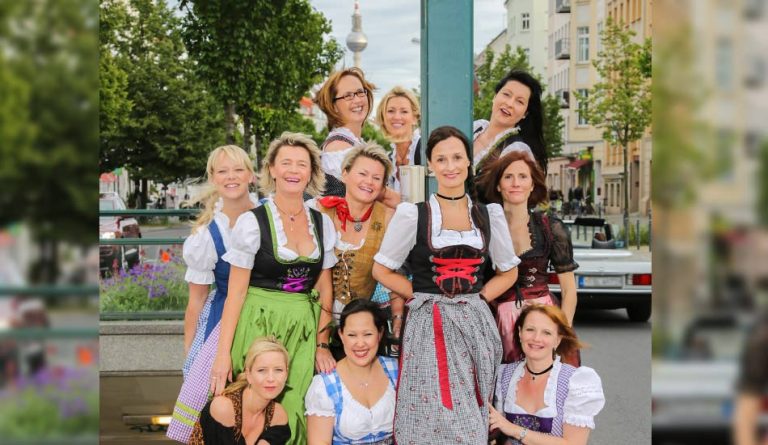 JGA Fotoshooting von Junggesellinnen zum Abschied im Dirndl vor dem Berliner Fernsehturm.