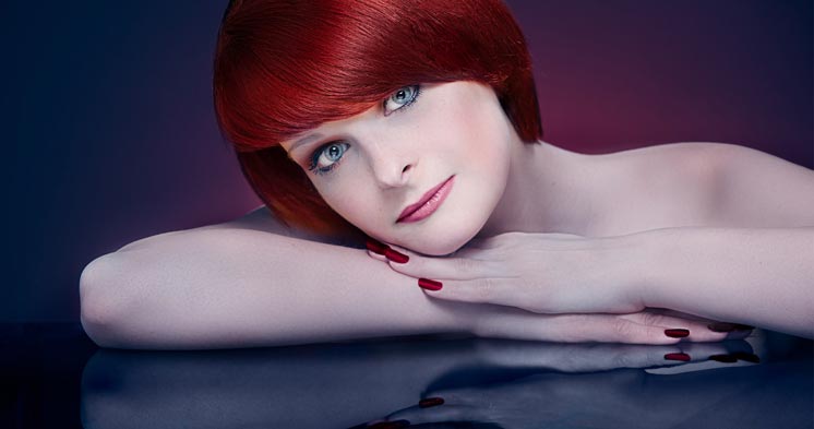 Portraitfoto einer jungen Frau mit roten Haaren