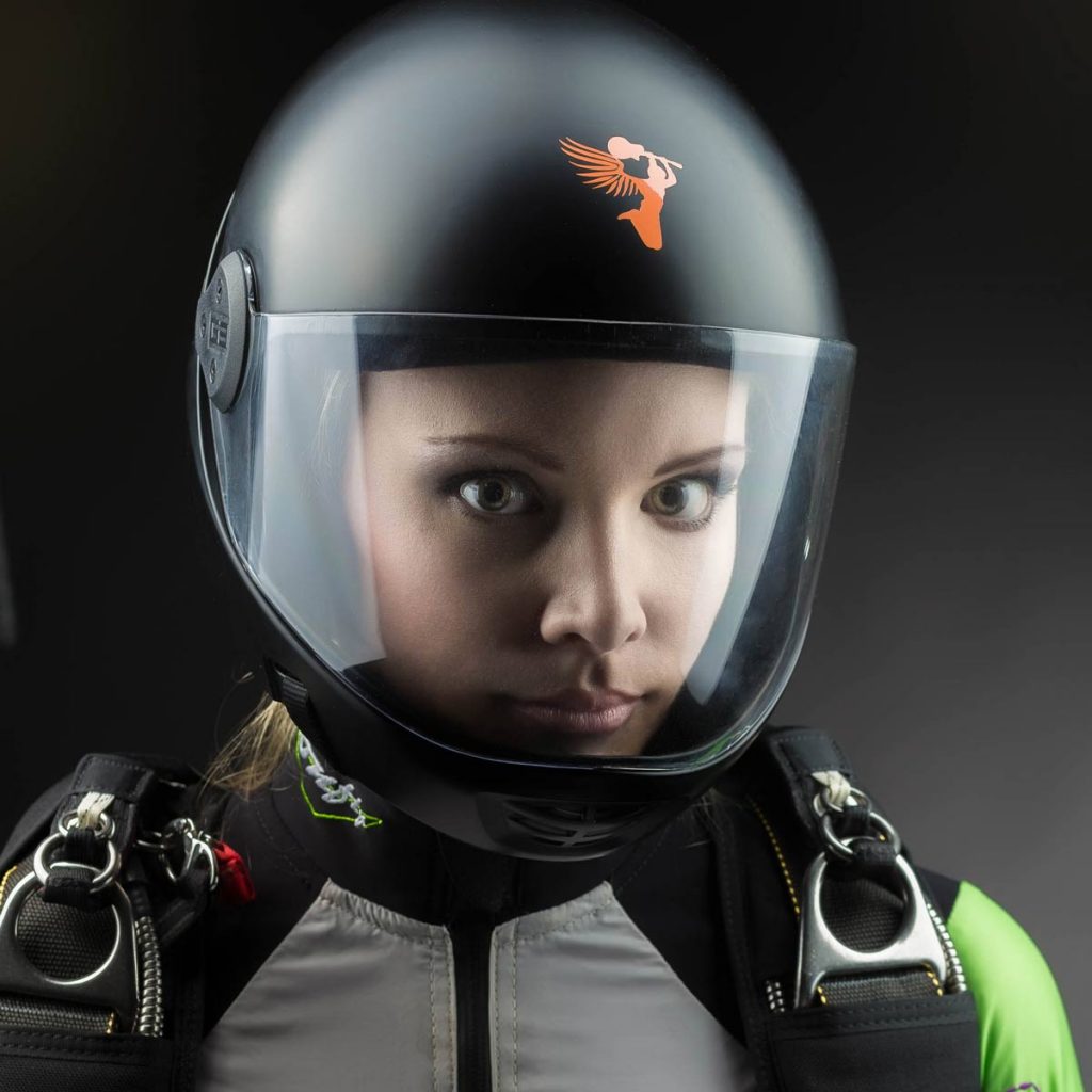 Junge Frau mit Helm und Fallschirmspringer Outfit